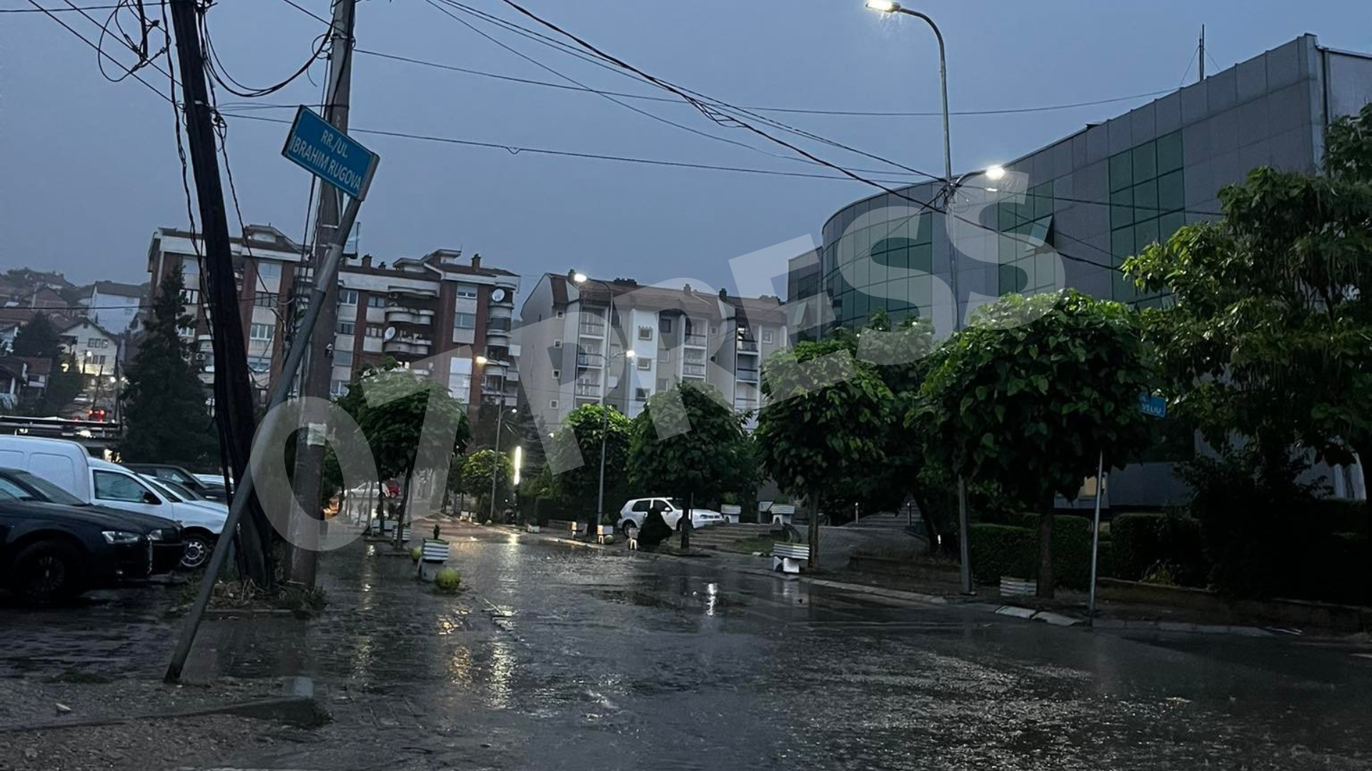 Rahoveci vërshohet nga uji pas reshjeve të shiut