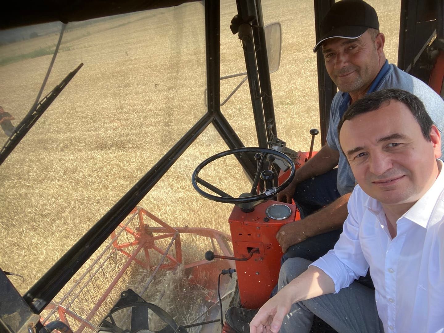 Kryeministri Kurti pasagjer në makinë-korrësen e grurit në një parcelë të fshatit Sopi në Therandë