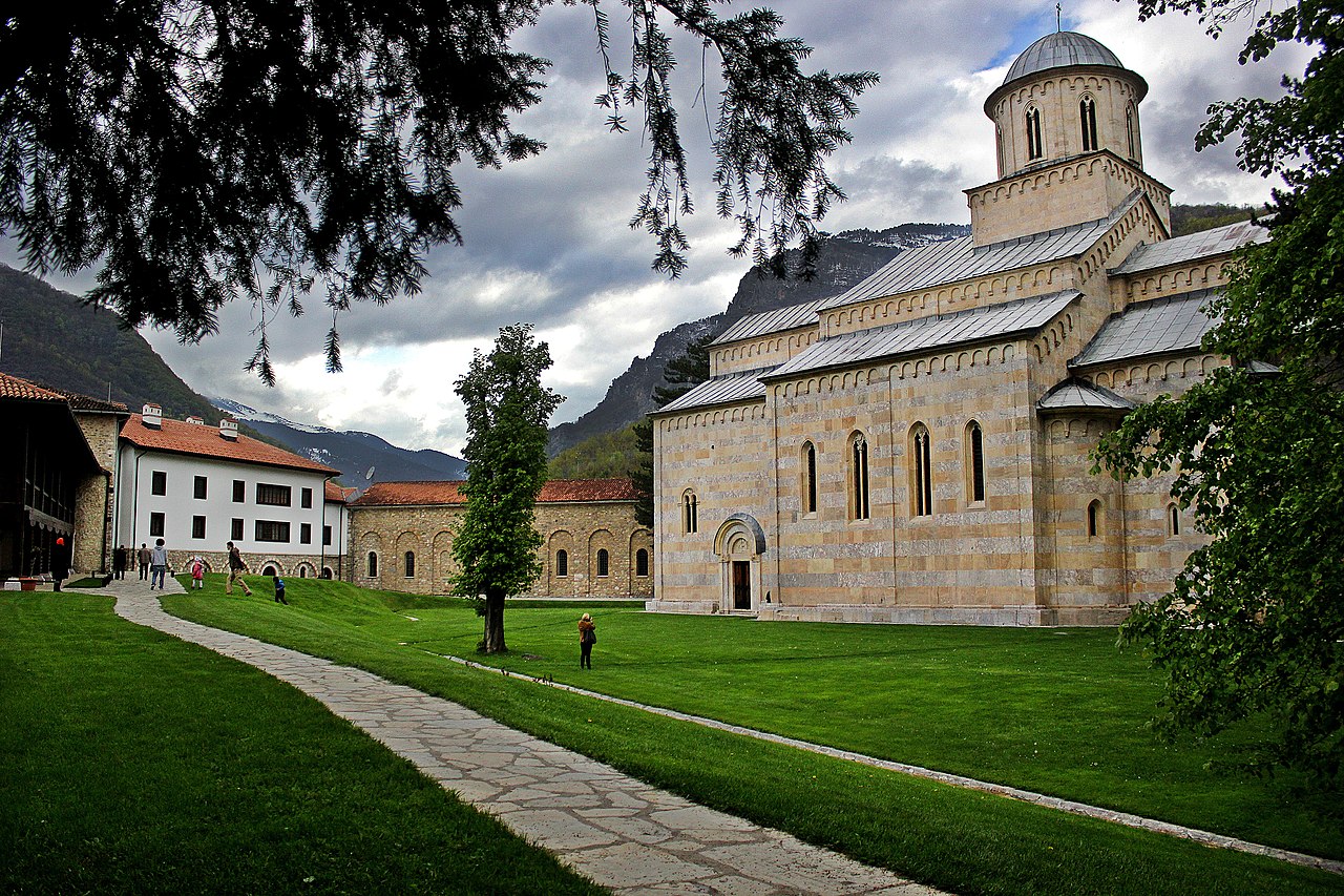 Qeveria pranon që t’i regjistrohet toka Manastirit të Deçanit, pret nga Kadastri atje të veprojë