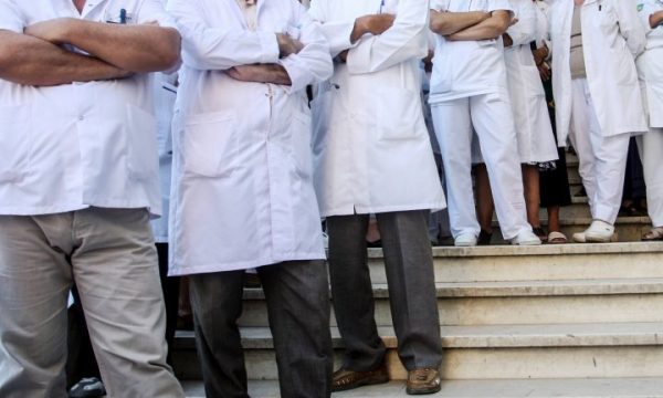 Rreth 600 mjekë në Kosovë janë të papunë
