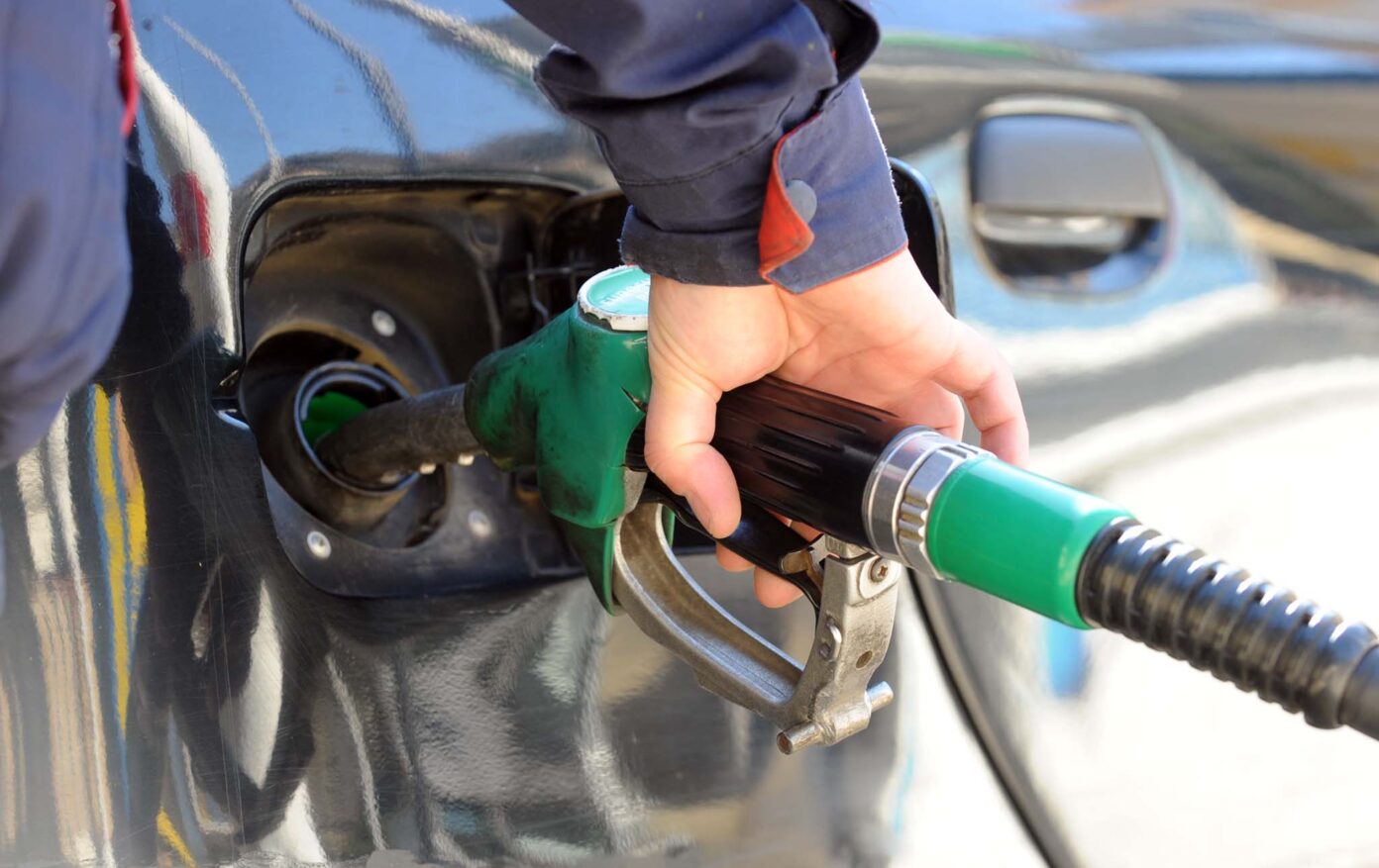 Kur dilni nga vetura dhe shkoni për të mbushur karburant, prekni automjetin – kjo mund t’ju shpëtojë jetën