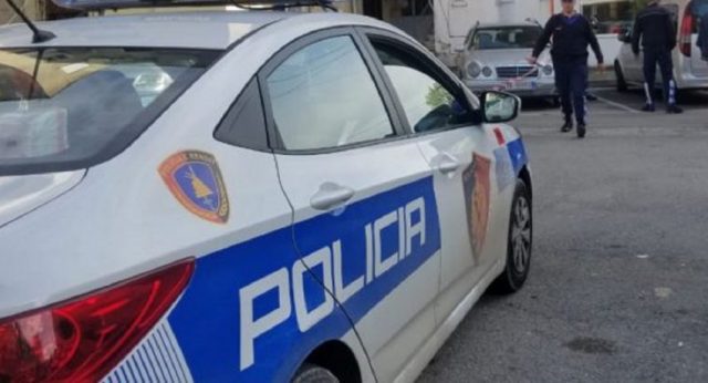 Policët shkëmbejnë puthje ‘të zjarrta’ brenda veturës zyrtare