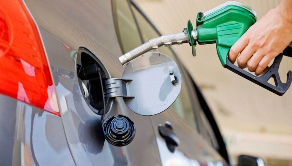 Bie edhe sot çmimi i benzinës, i naftës mbetet i pandryshuar