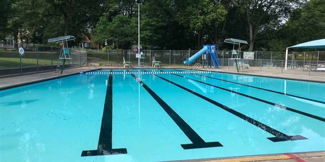 7-vjeçari hidhet në pishinën 6 metra të thellë dhe shpëton një 3-vjeçar nga mbytja
