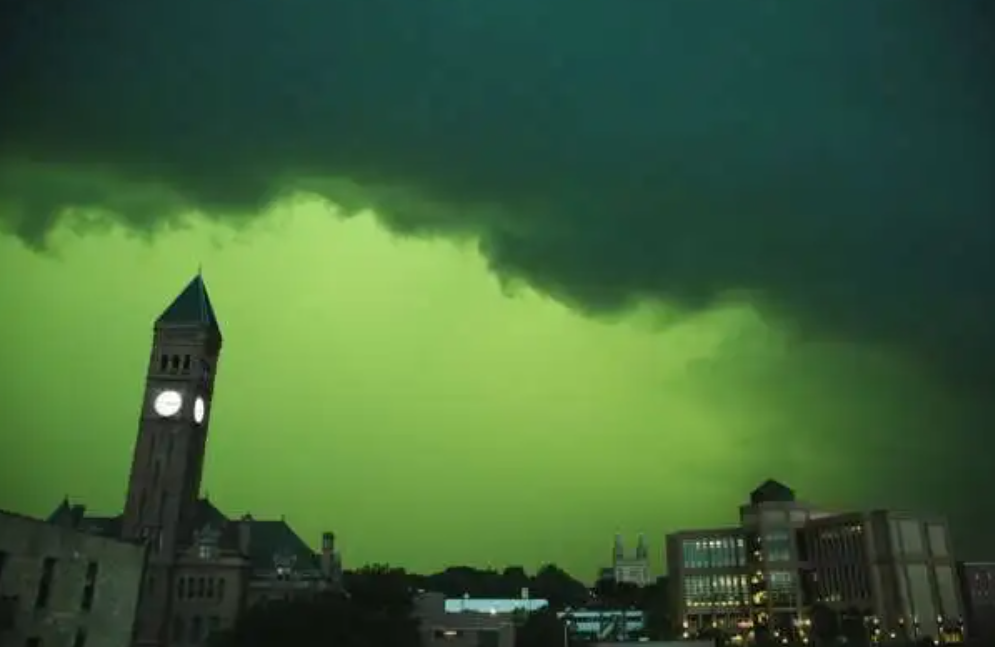 Qielli bëhet i gjelbër shkaku i stuhive – çka po ndodhë në shtetin amerikan?