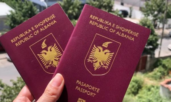 Dyfishohen kërkesat e kosovarëve për pasaportën shqiptare