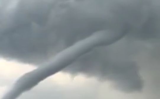 Pamje dramatike nga Lipjani: Në qiell shfaqen elemente tornadoje