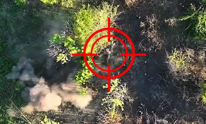 Drejt e në ushtarin rus – ushtria ukrainase hedh bombën duke e lënë të vdekur armikun (VIDEO)