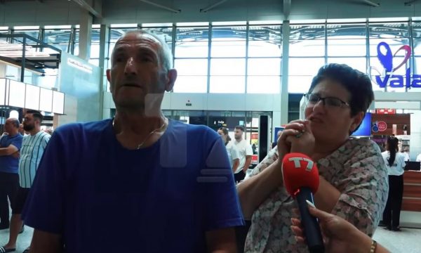 Çifti shpërthen në vaj në aeroport: Jemi mbetë vetë, shumë keq, 6 fëmijë i kemi jashtë