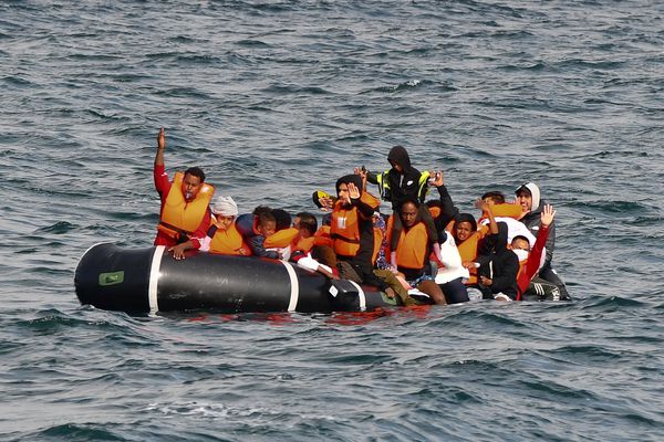 Me varkë drejt Anglisë, shpëtohen 48 emigrantë, shumica ishin shqiptarë