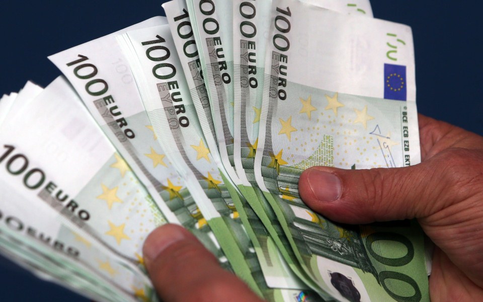 Mërgimtari nga Suedia pretendon se dikush ia tërhoqi 1 mijë euro nga xhirollogaria, njofton Policinë