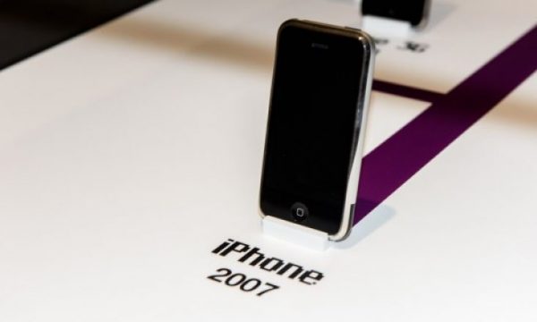 iPhone, telefoni që revolucionarizoi tregun mbush 15 vjet