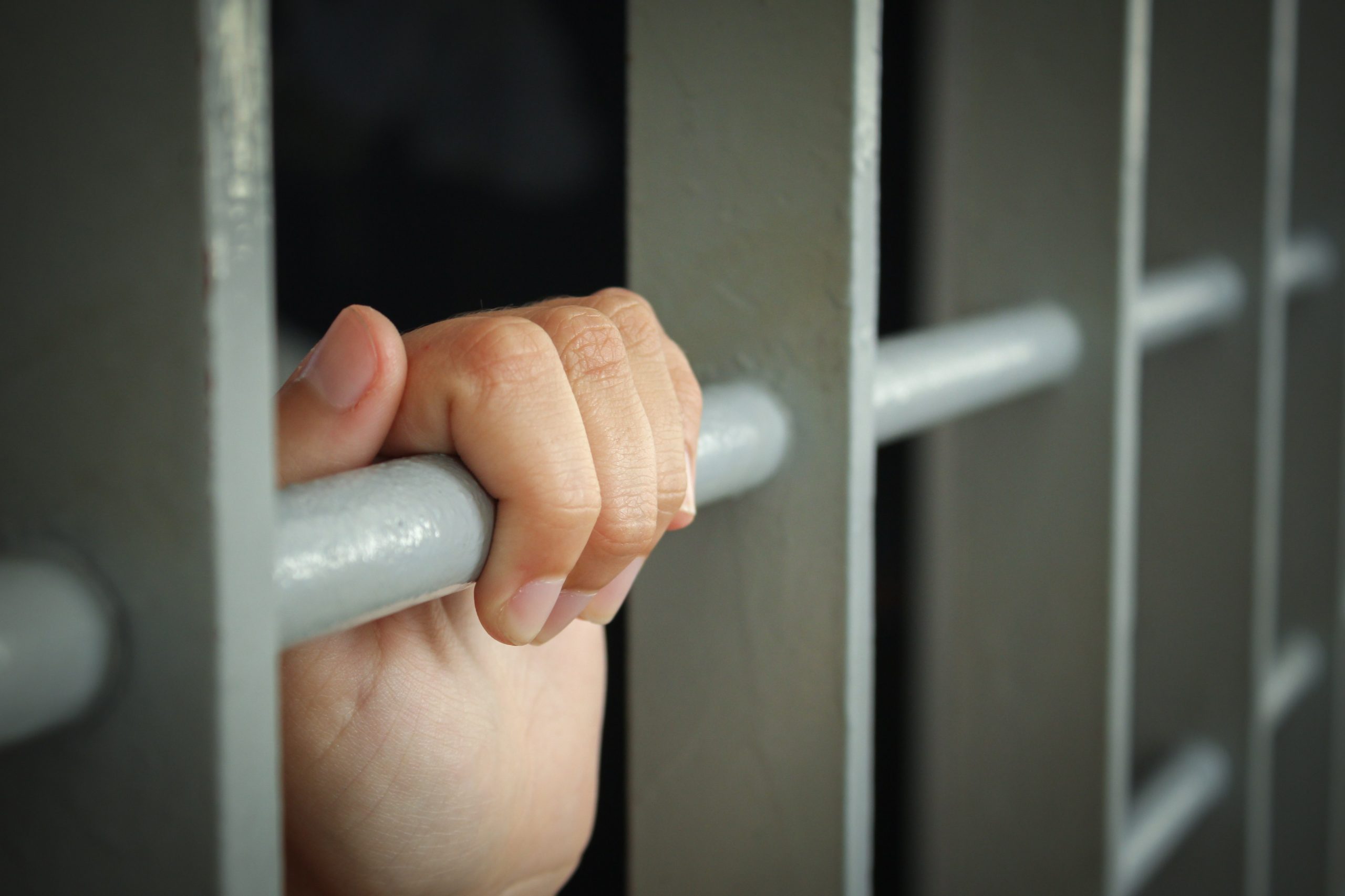 Nëna ia dërgon djalit drogën në burg, kapet në flagrancë nga oficerët korrektues në Dubravë