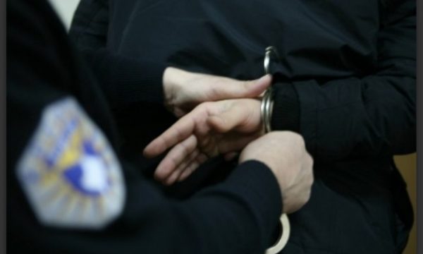 Tenton t’u japë policëve 50 euro ryshfet, arrestohet i dyshuari në Rahovec