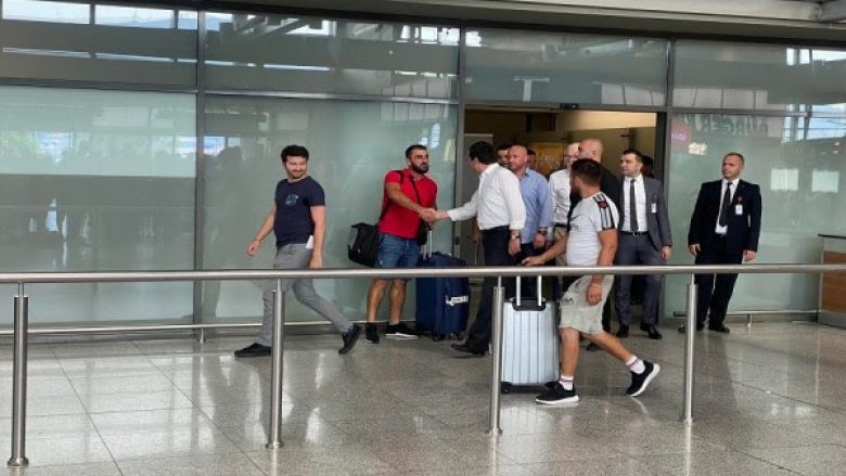​Kurti takon bashkatdhetarët në aeroport: U kemi shumë borxh për çlirimin e Kosovës