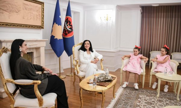 A i shkeli rregullat Presidentja gjatë dekorimit të Dua Lipës? Flet “marshalli” i protokollit kosovar