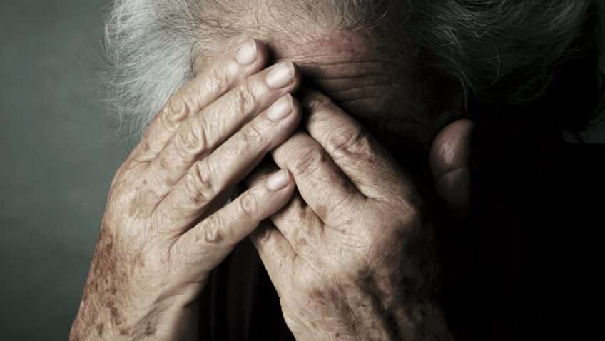 Gjakovari 91-vjeçar e akuzon bashkëshorten për tradhti, e rrah e bën ‘llom’