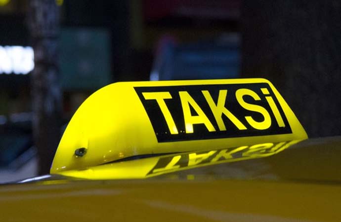 Taksisti ilegal ua vjedh dy mërgimtarëve bagazhin me dokumente personale