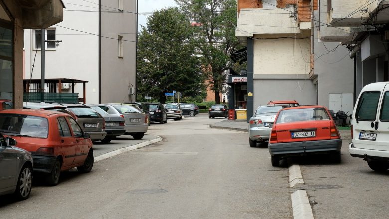 Parkimi i veturave në trotuare, parregullësi e përditshme në qytetin e Gjakovës