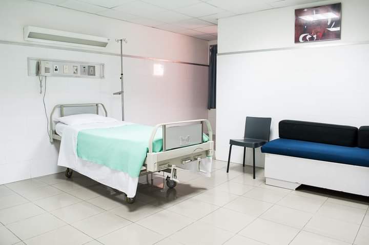 Vdes një pacient në një spital privat, familjarët dyshojnë se nuk mori trajtimin e duhur mjekësor