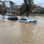 ​Gjini: Vërshimet në Gjakovë shkaktuan dëme në shtëpi e rrugë, për familjet e evakuuara do të sigurojmë strehim