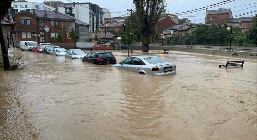 ​Gjini: Vërshimet në Gjakovë shkaktuan dëme në shtëpi e rrugë, për familjet e evakuuara do të sigurojmë strehim