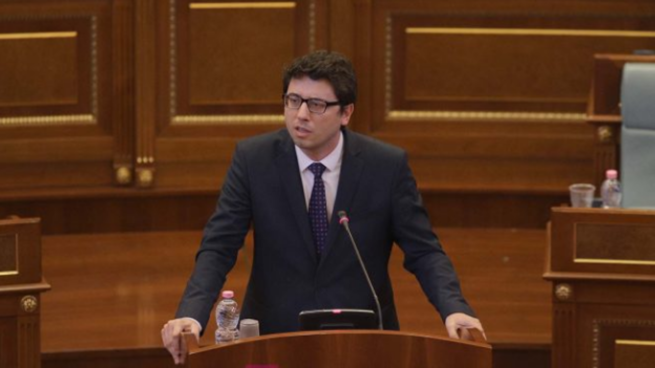 AAK-ja kërkon që ministri Murati të japë llogari në Kuvend për bllokimin e pagave