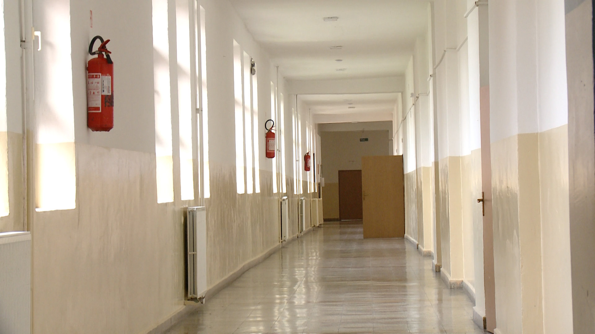 Dyshohet për armë të ftohta dhe narkotikë në një shkollë të mesme në Gjakovë