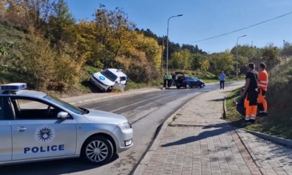 Aksident i rëndë trafiku në lagjen “Velania” në Prishtinë, makina del komplet nga rruga