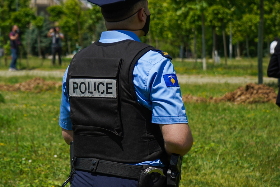 Dy persona në Fushë Kosovë prezantohen rrejshëm si policë, ndalin veturën dhe vozitësit ia kërkojnë dokumentet