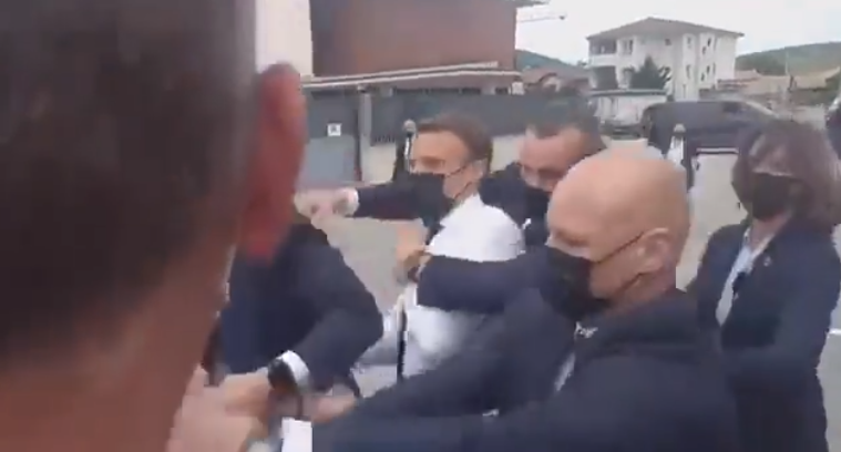 Presidenti Macron qëllohet me shuplakë – publikohen pamje