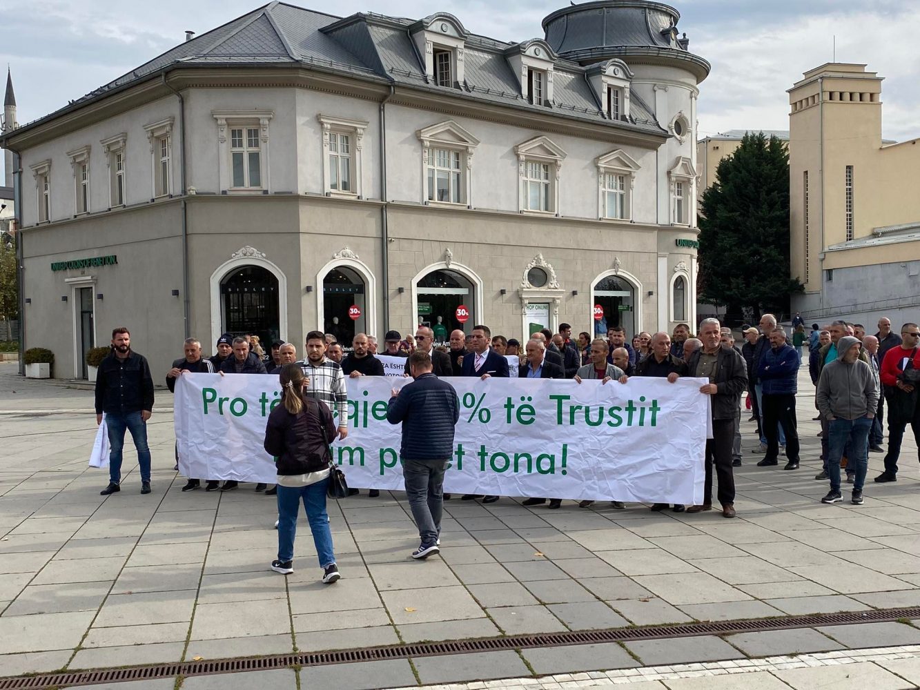 “Duam paratë tona” – qytetarët protestojnë për tërheqjen nga Trusti