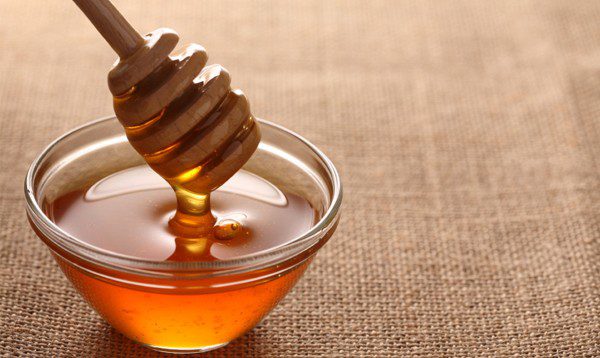 Efektet fantastike të ujit me mjaltë nëse e pini me stomak bosh