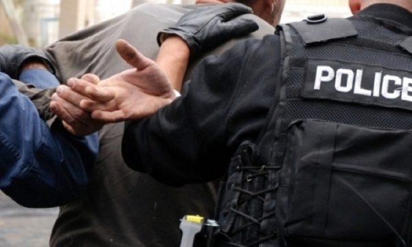 Arrestohet në flagrancë një qytetar, po pranonte kesh 1500 euro nga një femër, e shantazhoi se do i postonte foto provokuese