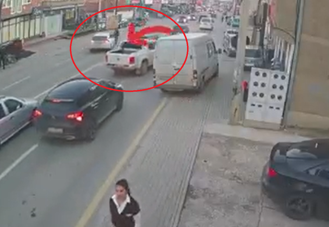 Momenti kur vetura godet një këmbësor në Prishtinë