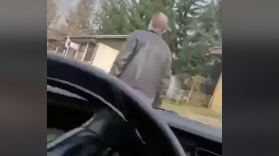 Një shofer shkel këmbësorin në veri, pamjet i nxjerr kandidati serb për kryetar (Video)