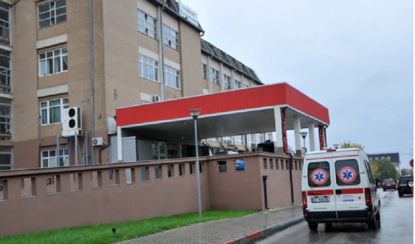 Vetaksident i rëndë në Gjakovë, shoferi 37-vjeçar dërgohet me urgjencë në QKUK