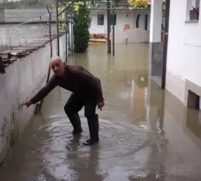 Vërshimet bëjnë kërdi edhe në Gjakovë, evakuohen pesë familje