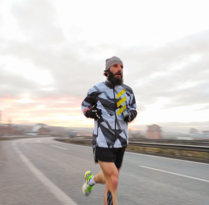 Erzen Zyberaj vrapon 150 km brenda një dite