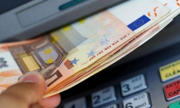 Pagat në Kosovë | Më pak se 140 euro rritje për një dekadë, vetëm 25 euro për sektorin privat gjatë vitit 2022