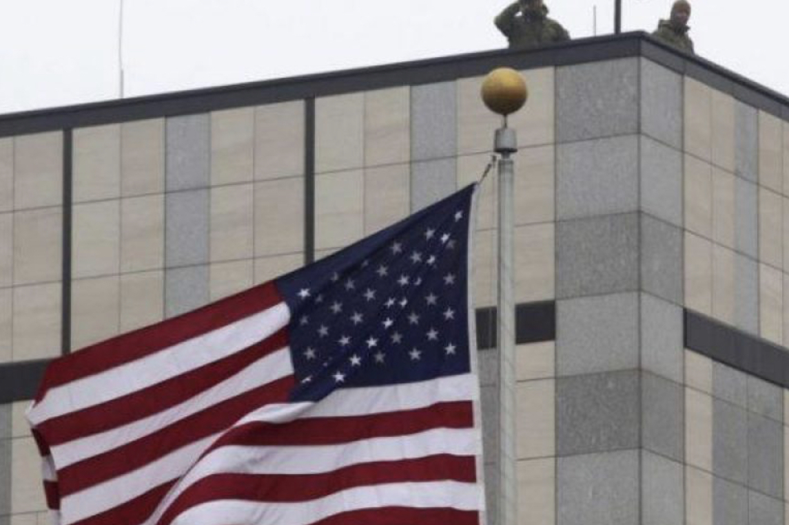 Nacionale: Ambasada amerikane pëlqen një postim kontravers, pastaj i bie “pishman”