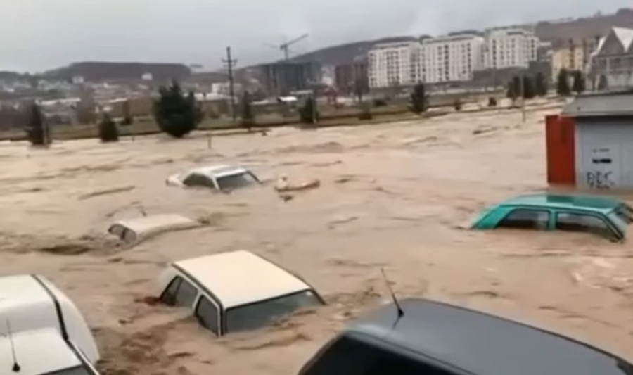Video rrëqethese: Veturat “lundrojnë” nga vërshimet në Skënderaj, qendra e qytetit e bllokuar