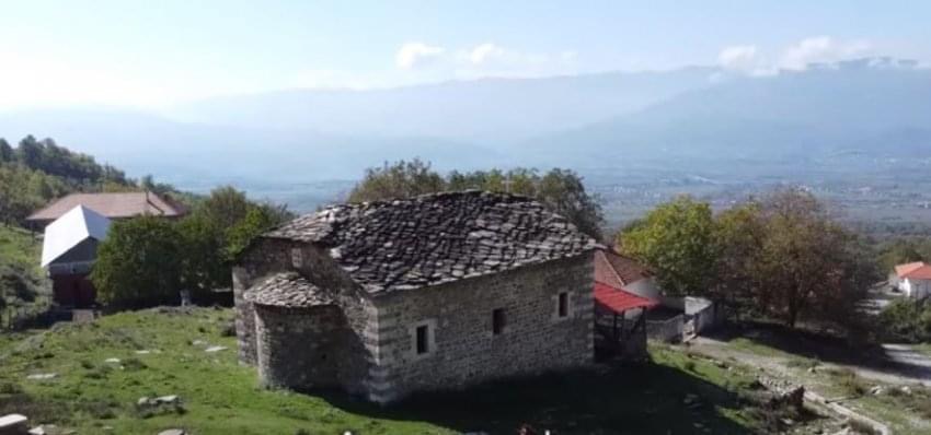 Banorët myslimanë kujdesen për të pesë kishat e fshatit shqiptar
