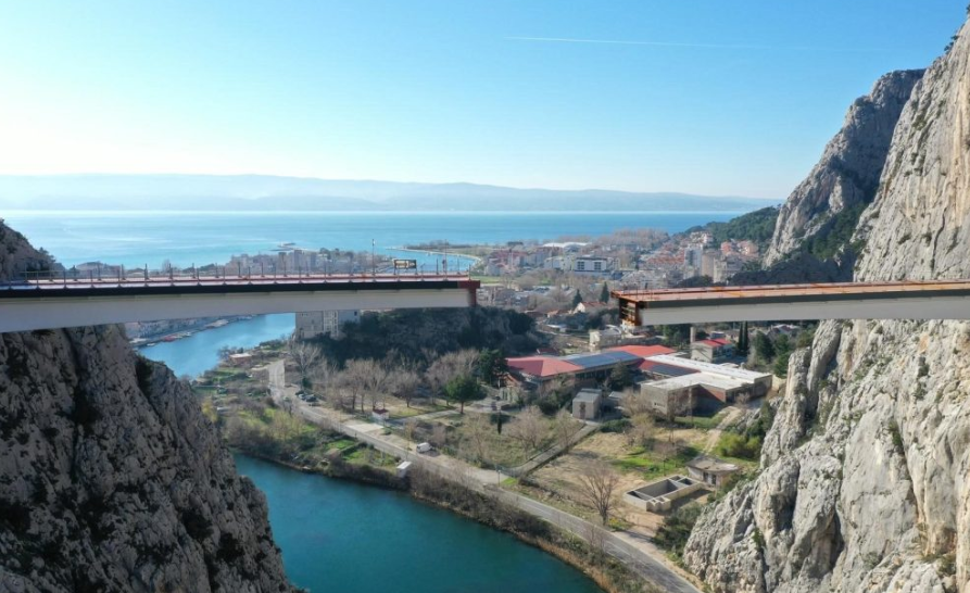 Shikoni fotot nga ajri të urës së “çuditshme” që është ndërtuar në Kroaci