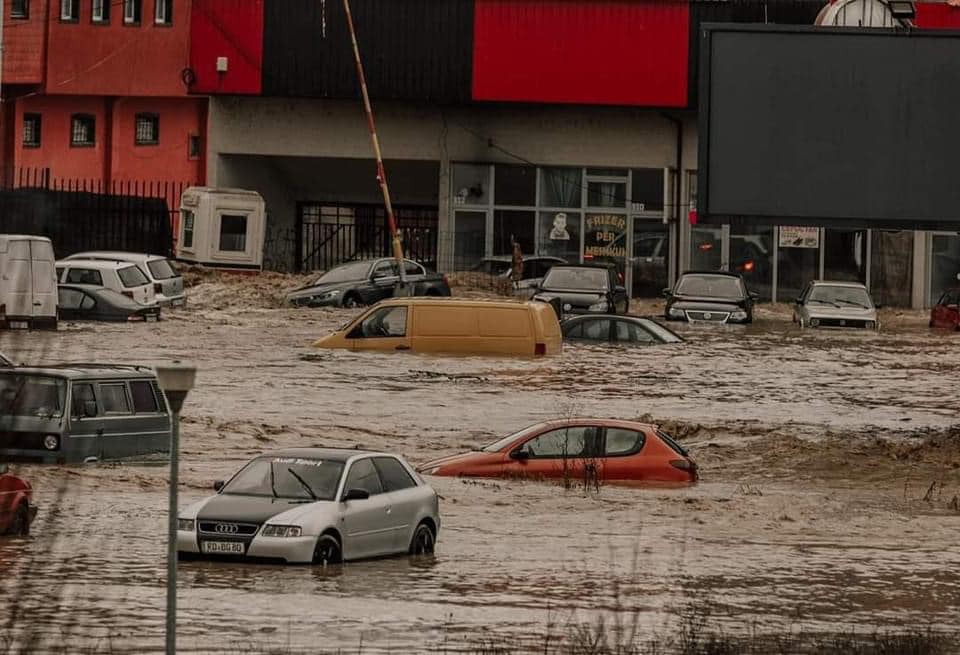 Zjarrfikësit e Rahovecit u dalin në ndihmë Klinës e Skënderajit pas vërshimeve