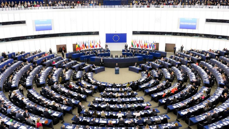 Parlamenti Evropian me rezolutë – kërkon liberalizimin e vizave për Kosovën dhe pezullimin e negociatave për Serbinë