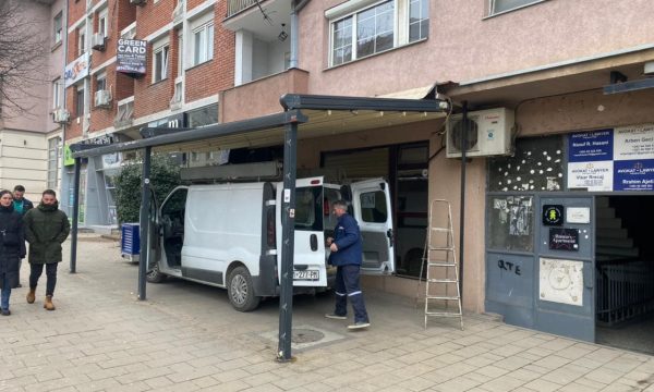Inspekcioni në aksion, largon terrasat që ishin vendosur nga bizneset në trotuarin përgjatë rrugës “Luan Haradinaj”