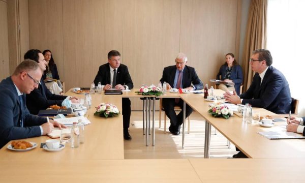 Qeveria Kurti në kontakt me BE-në për takim me Vuçiqin