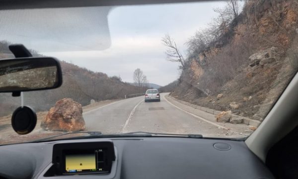 Kujdes në rrugën Prishtinë-Gjilan, gurë të mëdhenj po bien në asfalt