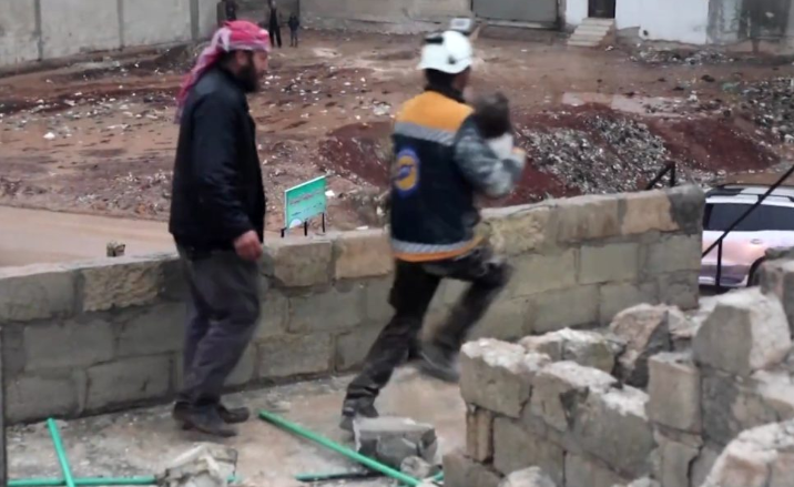 KUJDES PAMJET: Një fëmijë i vogël shpëtohet nga rrënojat pas tërmetit në Siri (VIDEO)